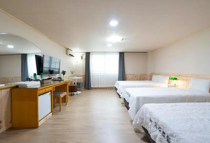 Deluxe Neljän Hengen Huone, New Jeju