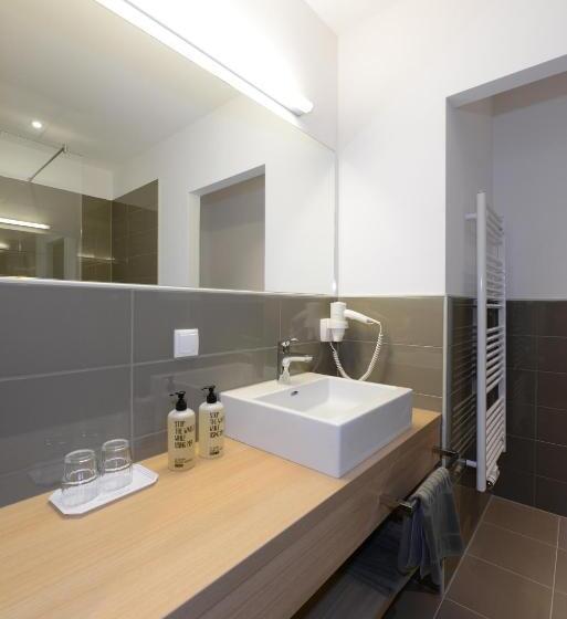 جناح مطلّ علي الحديقة, Moserhof