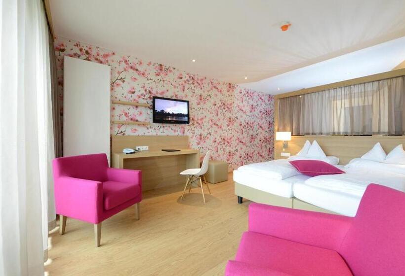 جناح مطلّ علي الحديقة, Moserhof