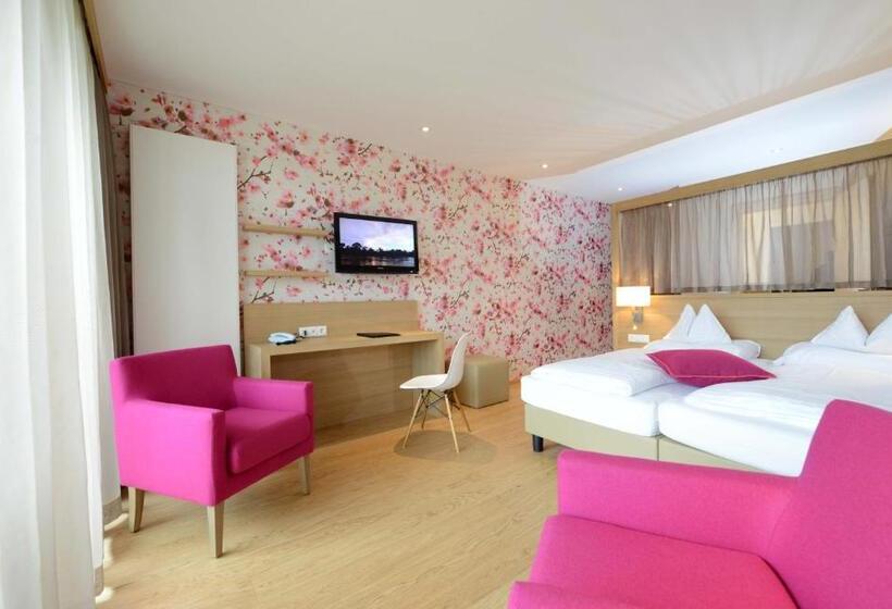 جناح مطلّ علي الحديقة, Moserhof