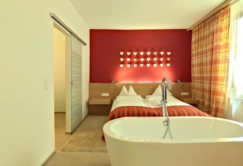 جناح جونيور, Moserhof