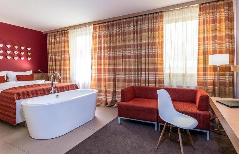 جناح جونيور, Moserhof