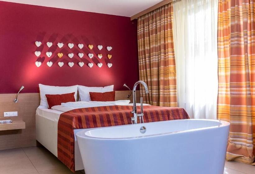 جناح جونيور, Moserhof