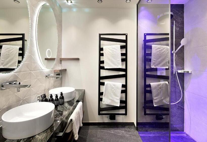 발코니가 있는 스위트, Neue Post