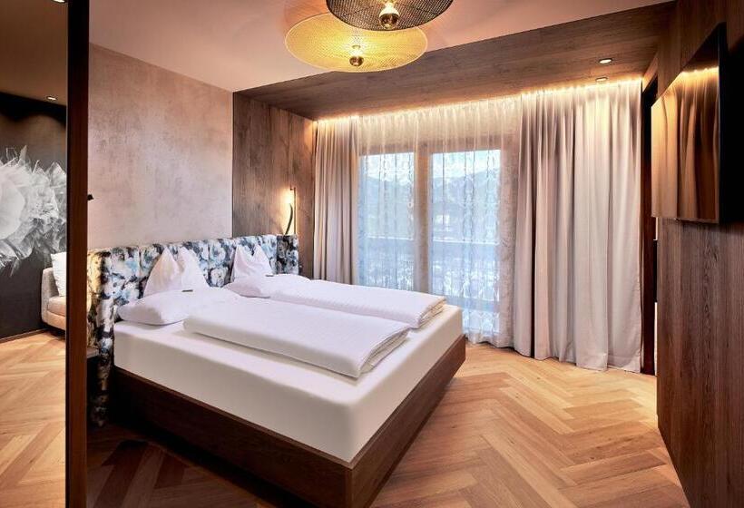 발코니가 있는 스위트, Neue Post