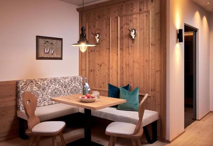 디럭스 룸, Neue Post