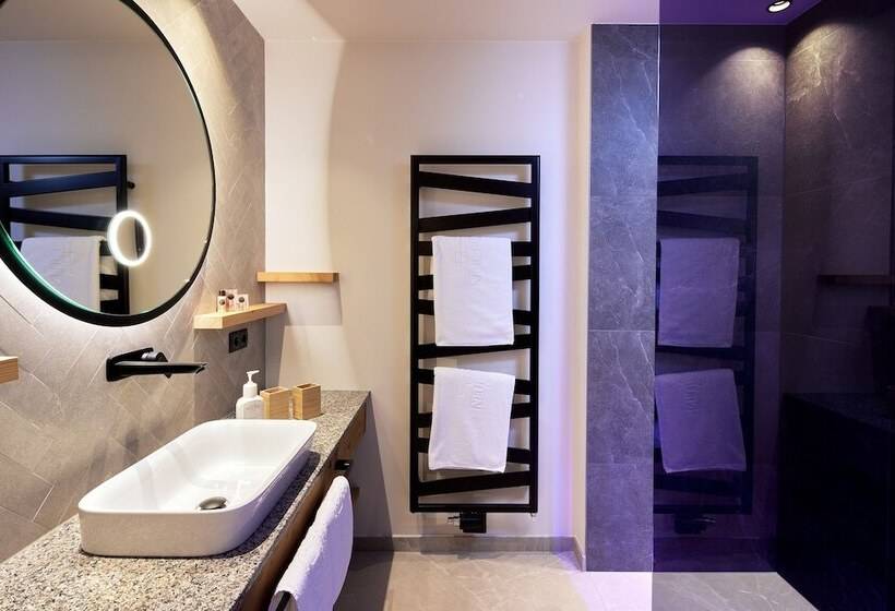 디럭스 룸, Neue Post