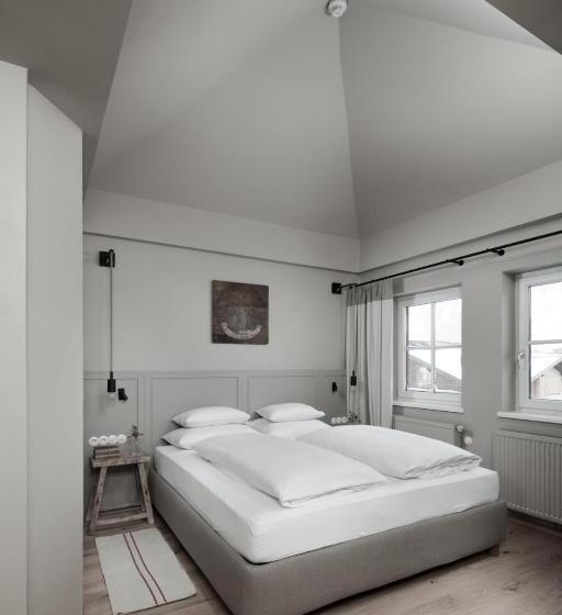 جناح ملكى, Rigele Royal Superior