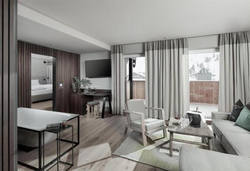 جناح ملكى, Rigele Royal Superior