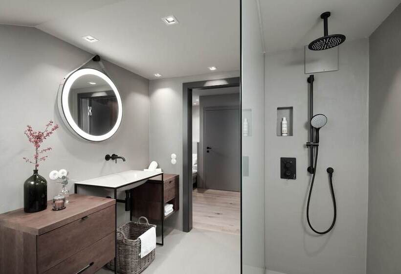 جناح ملكى, Rigele Royal Superior