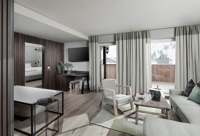 جناح ملكى, Rigele Royal Superior