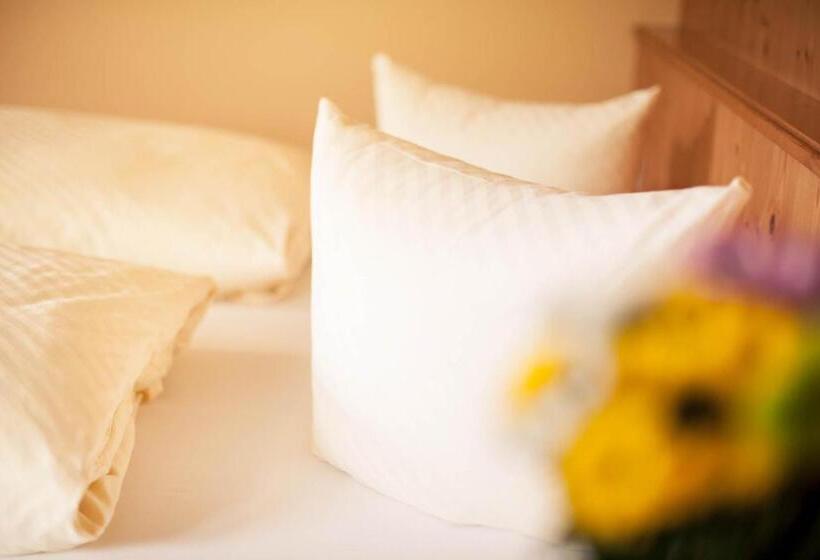 バルコニー付きスタンダードルーム, Steuxner