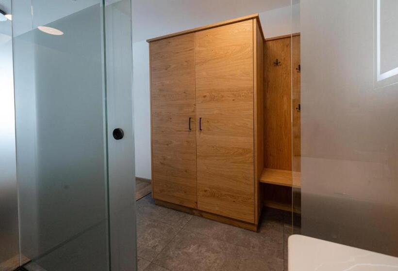 3ベッドルームアパートメント, Steuxner