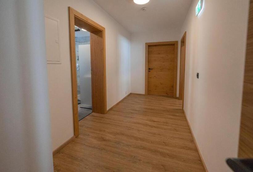 2ベッドルームアパートメント, Steuxner