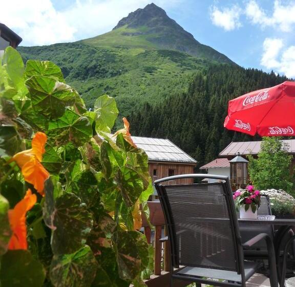 Camera Standard Individuale, Valisera