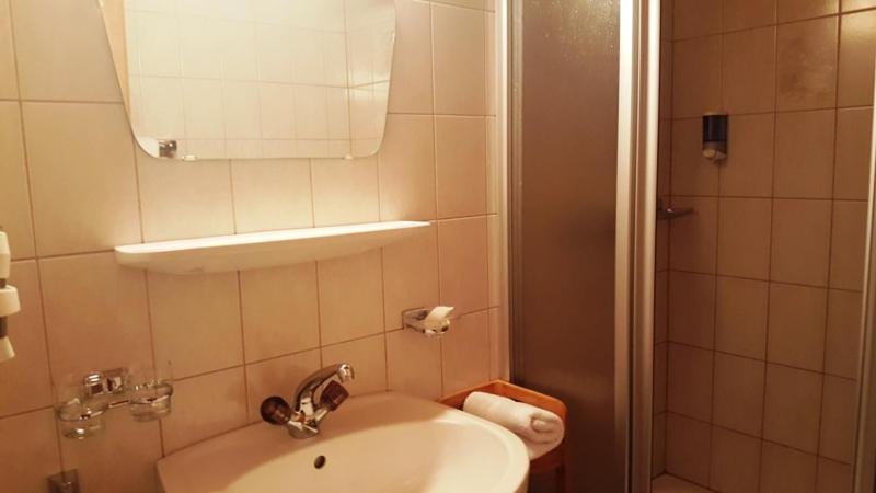 Camera Standard, Valisera