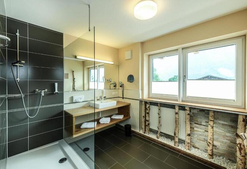 수피리어 룸, Victoria