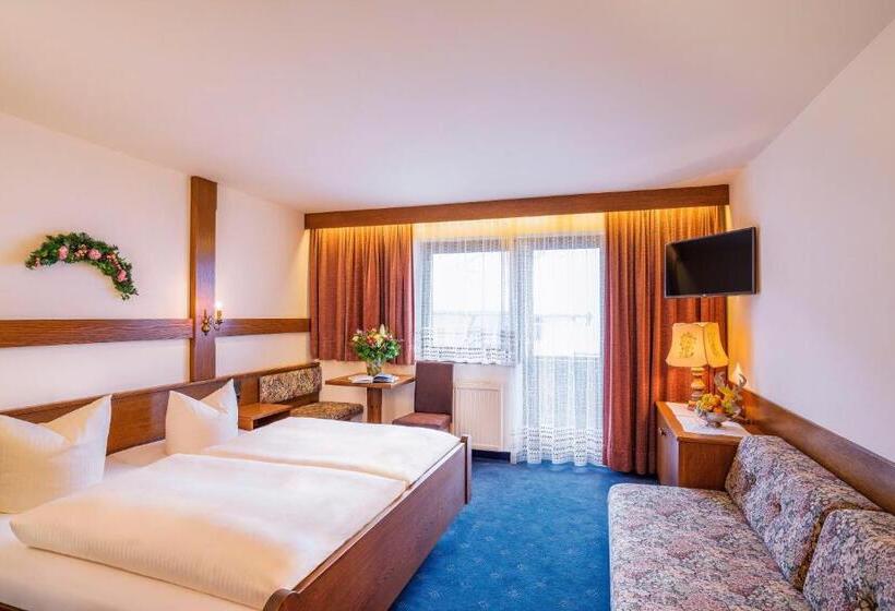 חדר סטנדרט לשלושה עם מרפסת, Sporthotel Pechtl