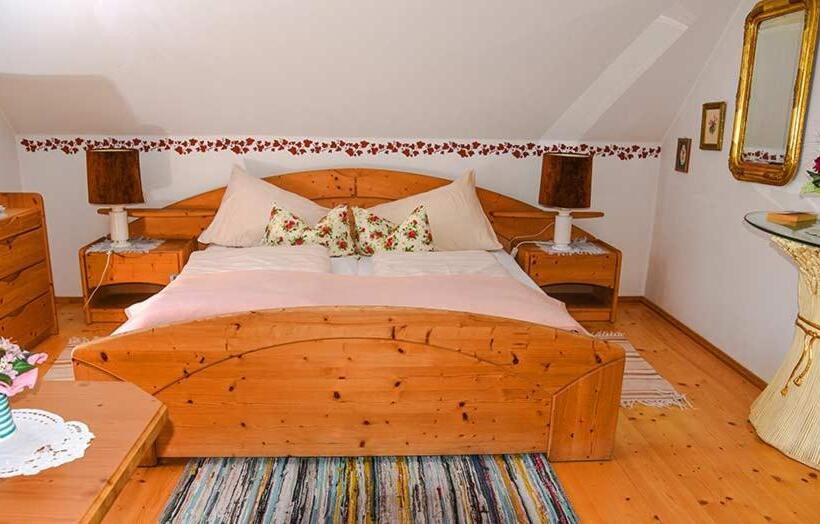 جناح جونيور, Villa Salis