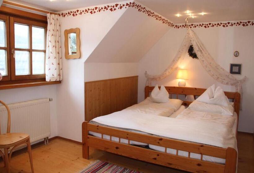 جناح جونيور, Villa Salis