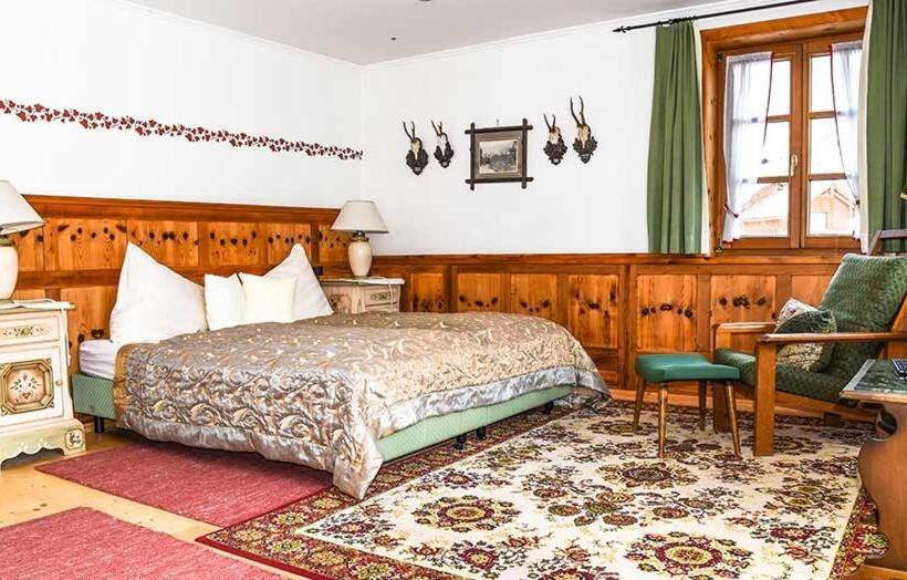 جناح جونيور, Villa Salis