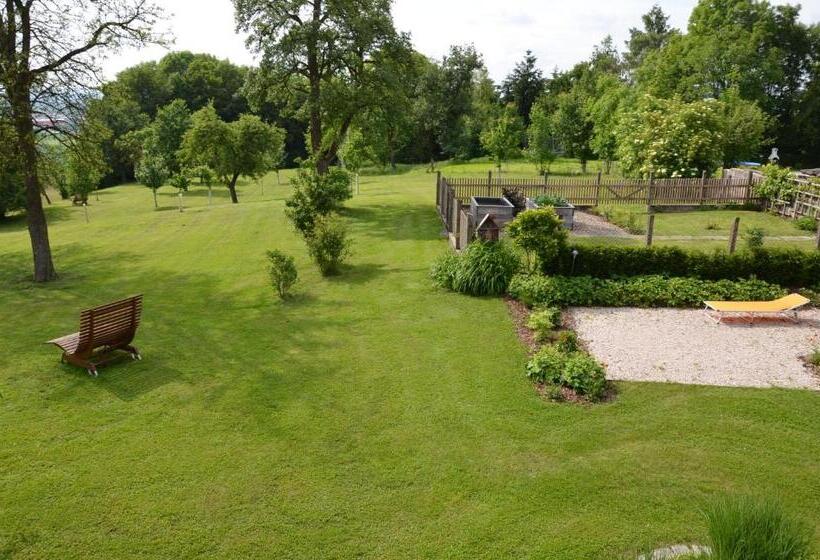 חדר סטנדרט לשלושה, Brucknergut