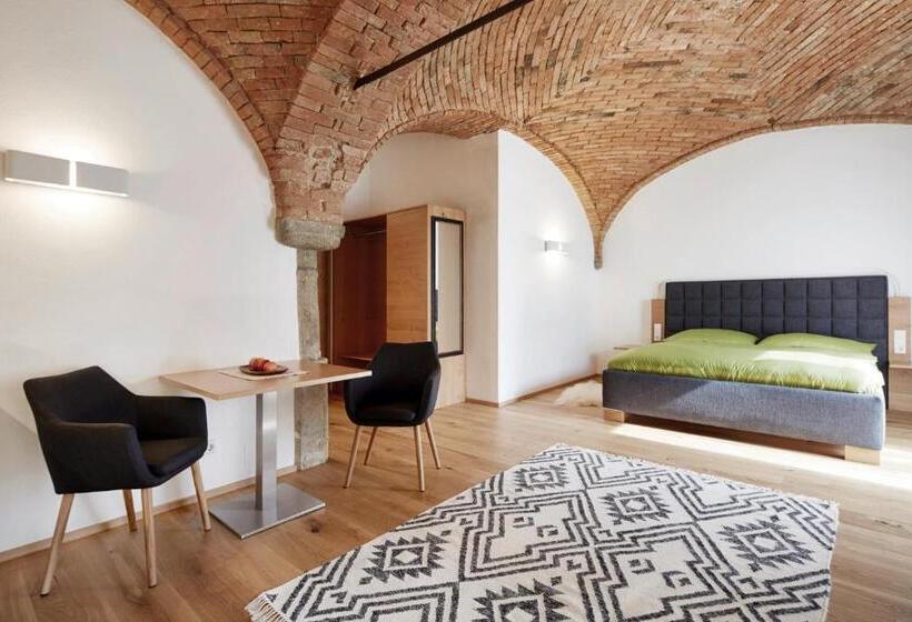 דירת חדר, Brucknergut