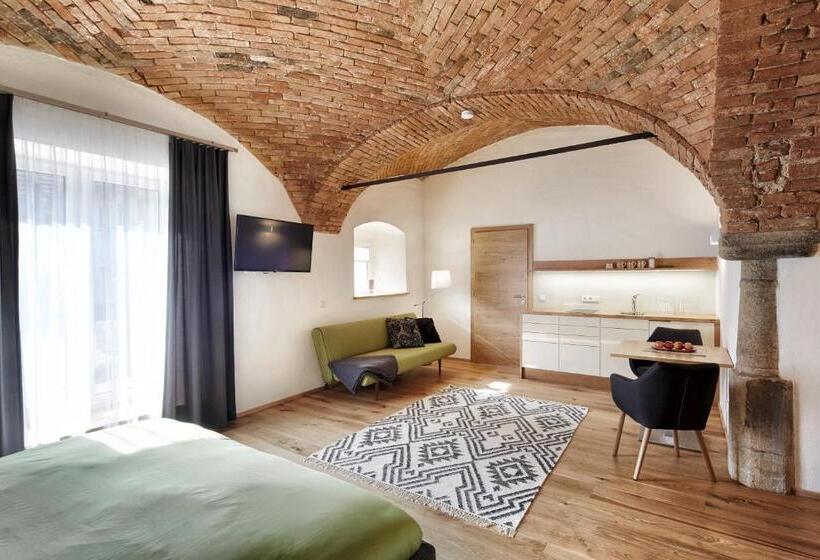 דירת חדר, Brucknergut