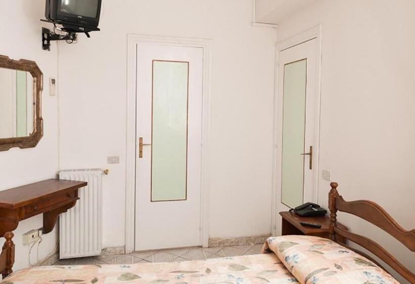 اتاق استاندارد یک نفره, Del Postiglione