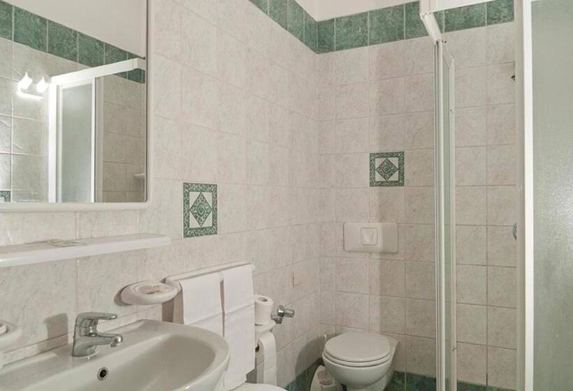 اتاق استاندارد سه نفره, Del Postiglione