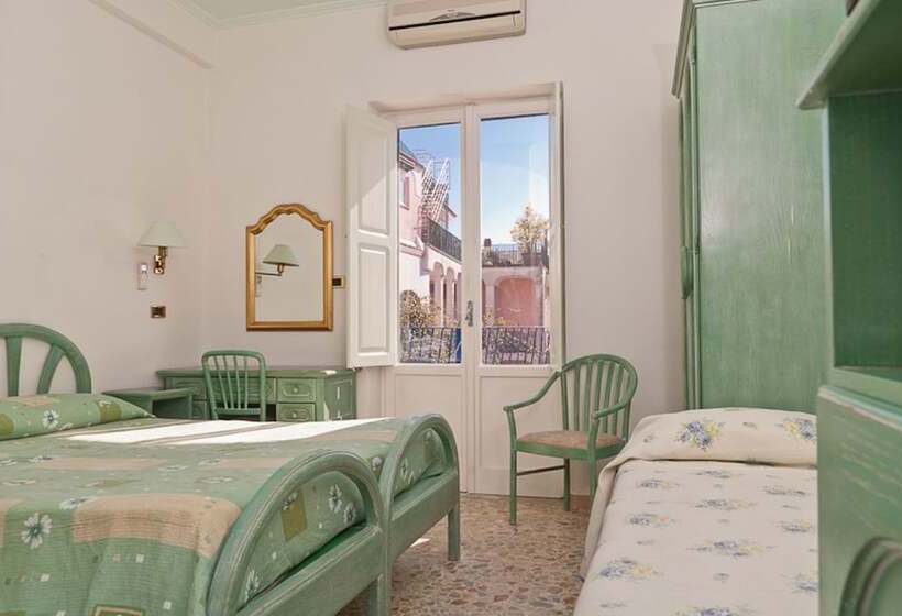 اتاق استاندارد سه نفره, Del Postiglione