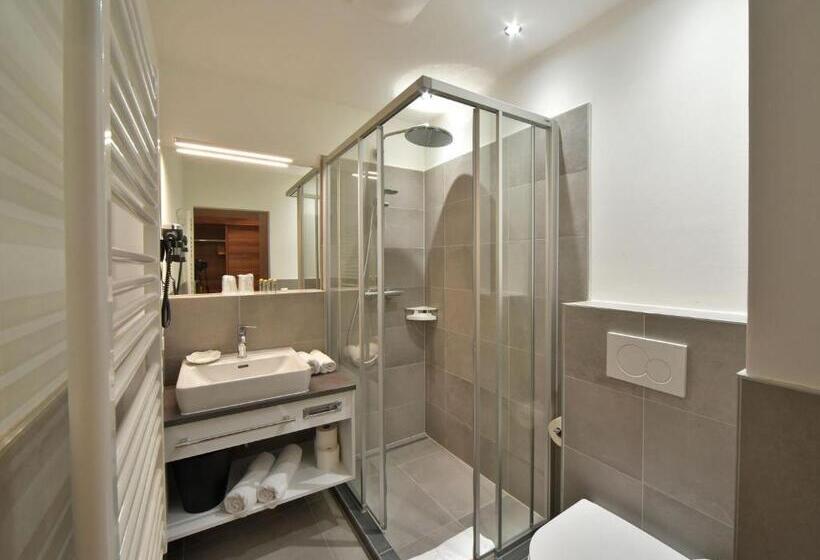 חדר סטנדרט לשלושה, Ertl & Mexican Cantina Salud