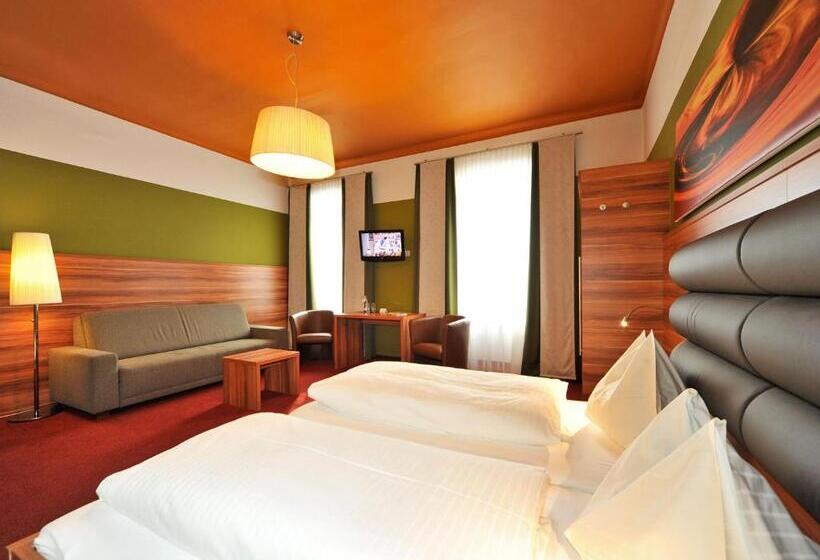 חדר סטנדרט לארבעה, Ertl & Mexican Cantina Salud