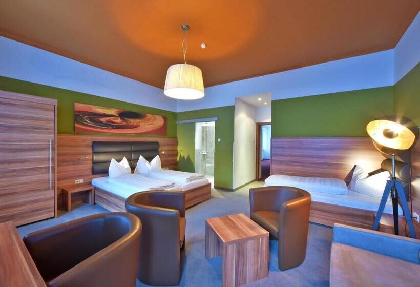 חדר סטנדרט לארבעה, Ertl & Mexican Cantina Salud