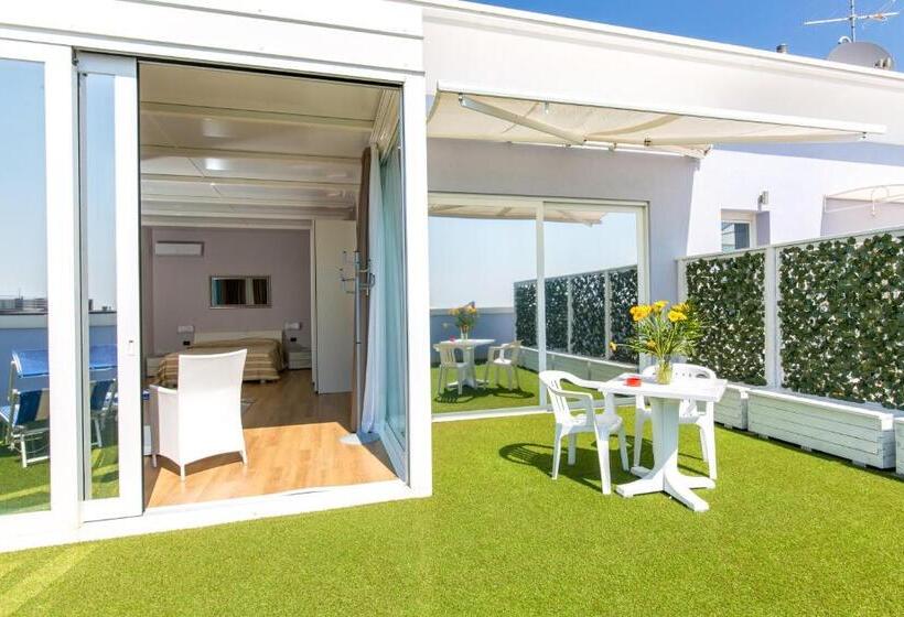 带海景的复工套房, Helios