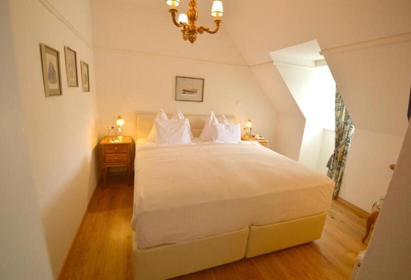 غرفة قياسية مطلّة علي البحيرة, See Villa