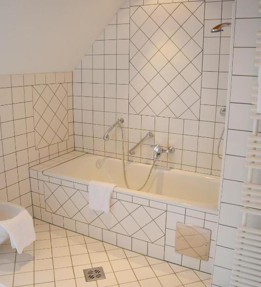 جناح جونيور, See Villa