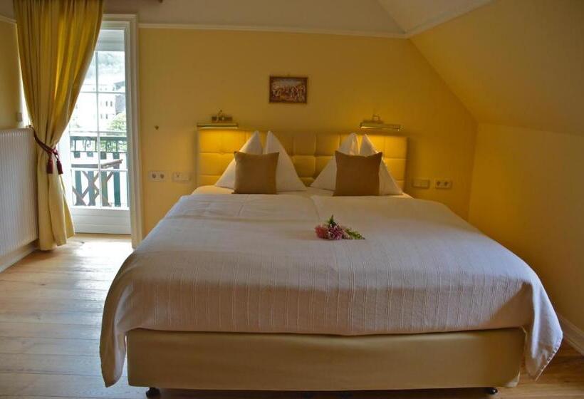 جناح جونيور, See Villa