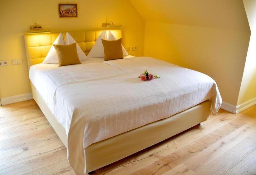 جناح جونيور, See Villa