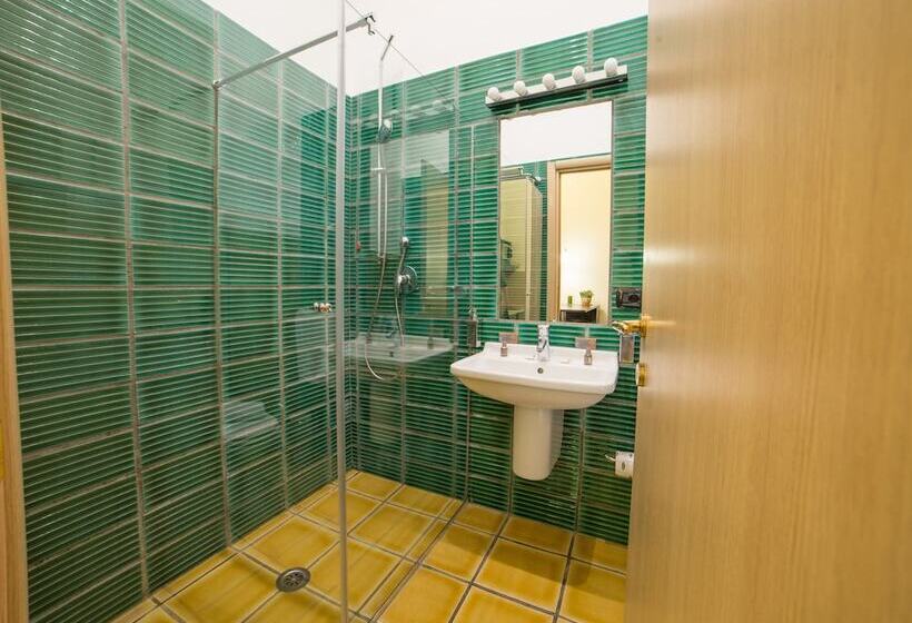 استودیوی استاندارد, B&b Chiaia 32