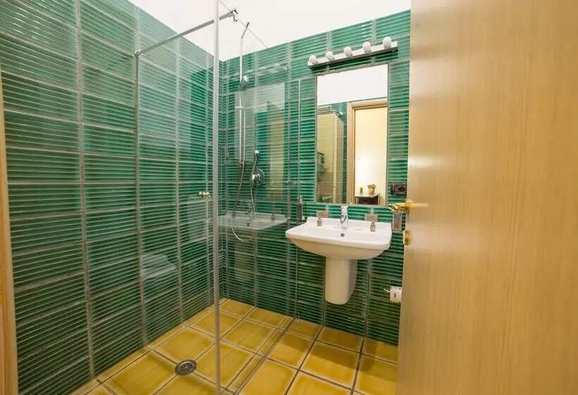 استودیوی استاندارد, B&b Chiaia 32