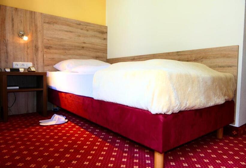 标准单人间, Christel