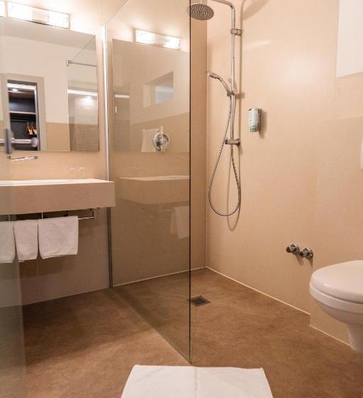 标准三人间, Christel