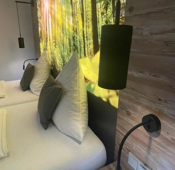 标准三人间, Christel