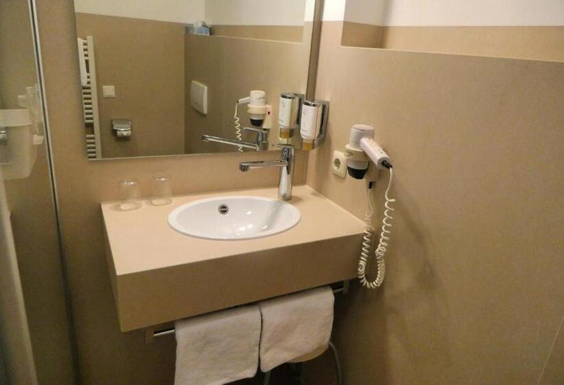 标准三人间, Christel