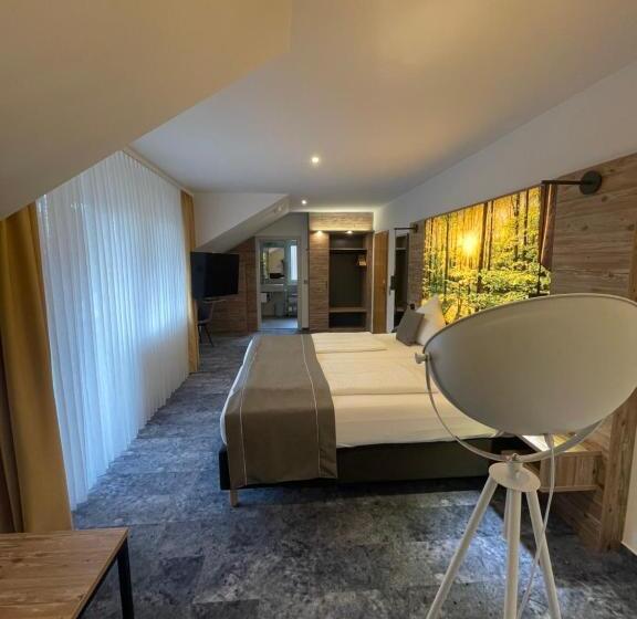 四人高级间, Christel