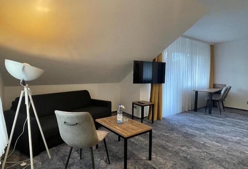 四人高级间, Christel