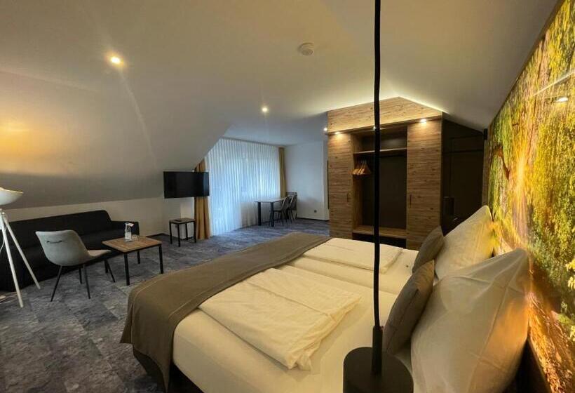 四人高级间, Christel