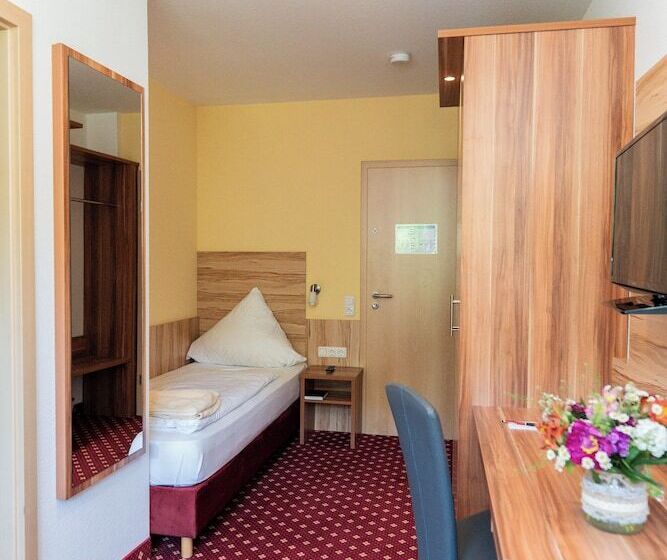 标准单人间, Christel