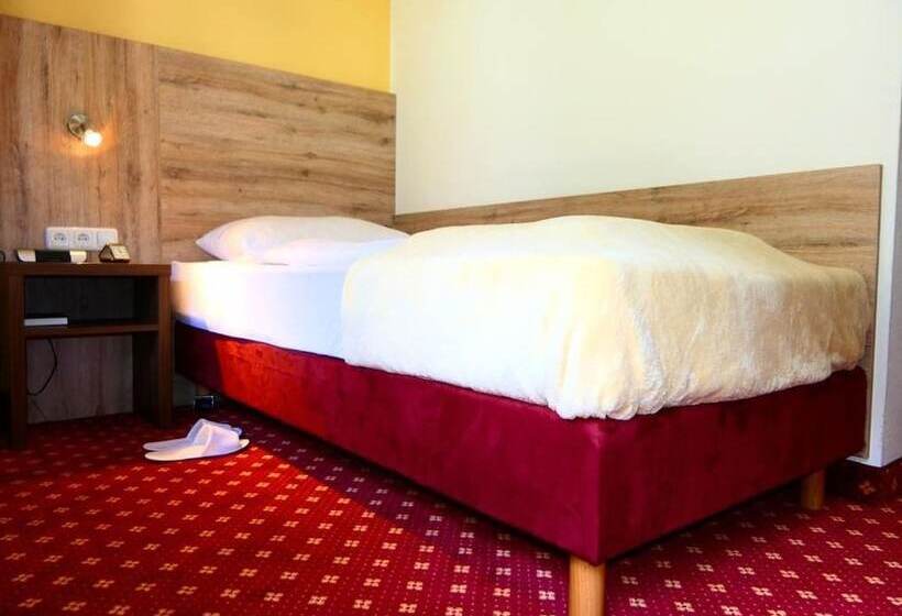 标准单人间, Christel